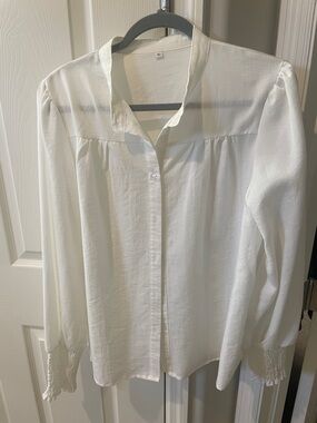 Classic white button down. Carolyn Bassett Kennedy style